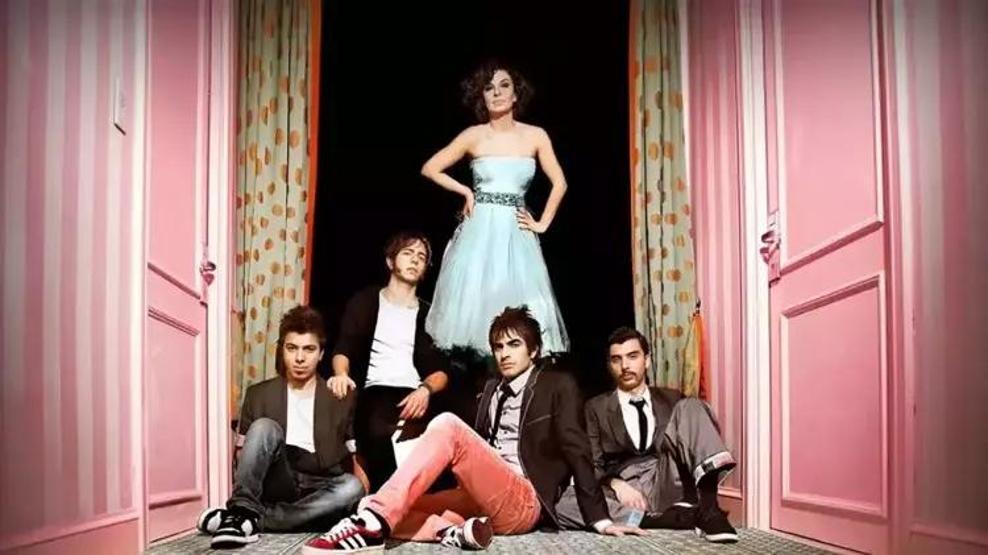 Alternatif Rock’un Efsanesi Model’den Geri Dönüş Sinyali Yıllar Sonra Gelen Bu Hamle Hayranlarını Heyecanlandırdı