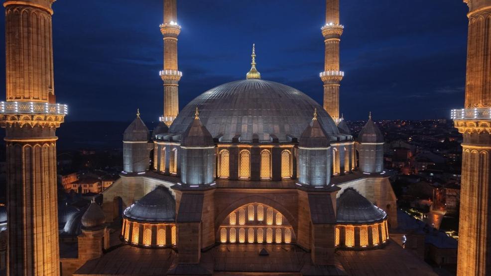 Bakan Ersoy: Vakıflar günde 100 bin vatandaşımıza iftar veriyor