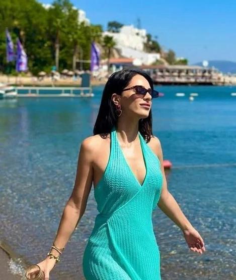 İnci Tanelerinin Nehiri Sera Kutlubeyin annesini gören gözlerine inanamadı Güzelliğinin kaynağı belli oldu