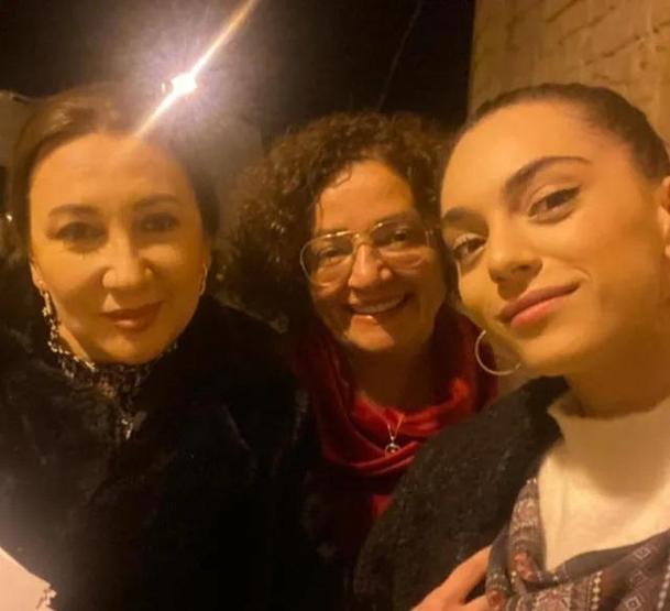 İnci Tanelerinin Nehiri Sera Kutlubeyin annesini gören gözlerine inanamadı Güzelliğinin kaynağı belli oldu