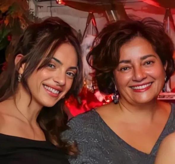 İnci Tanelerinin Nehiri Sera Kutlubeyin annesini gören gözlerine inanamadı Güzelliğinin kaynağı belli oldu