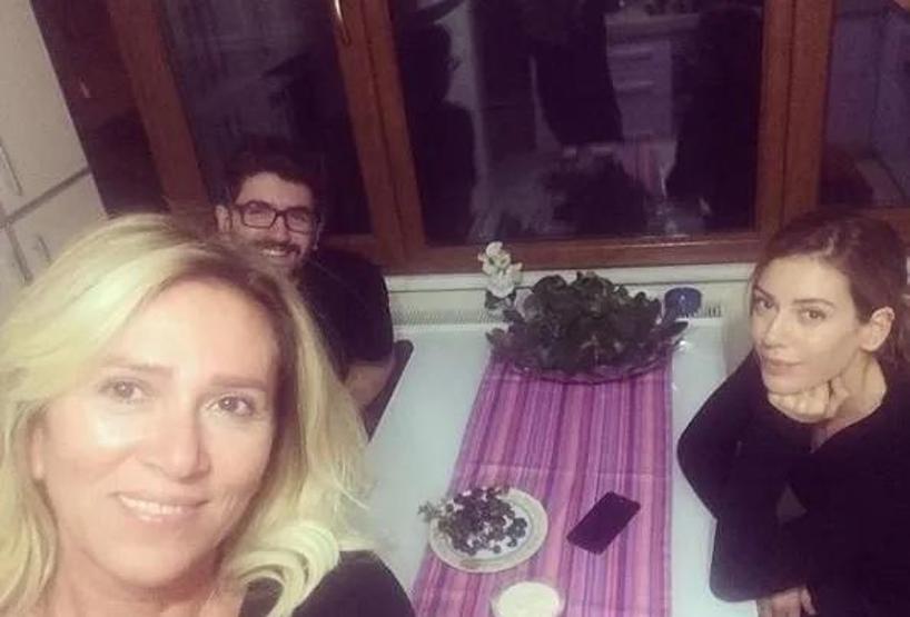 İnci Tanelerinin Nehiri Sera Kutlubeyin annesini gören gözlerine inanamadı Güzelliğinin kaynağı belli oldu
