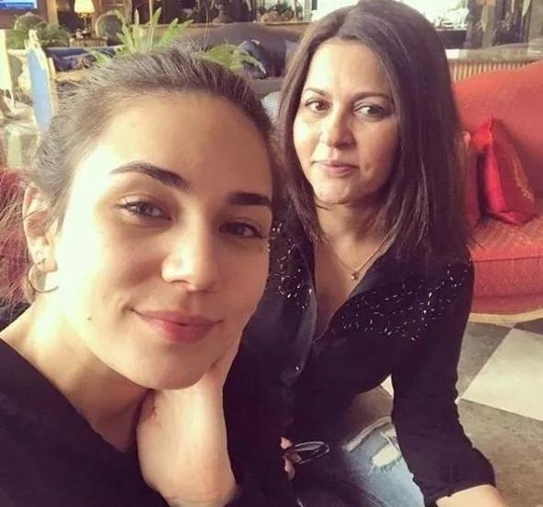 İnci Tanelerinin Nehiri Sera Kutlubeyin annesini gören gözlerine inanamadı Güzelliğinin kaynağı belli oldu