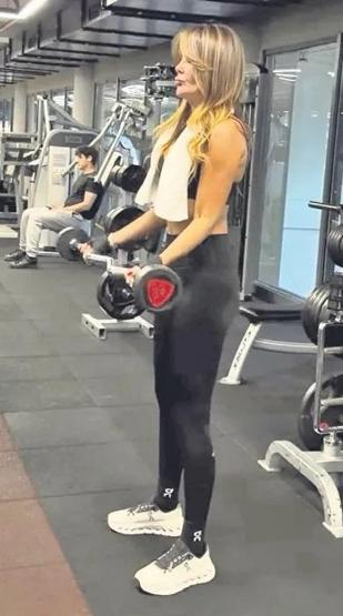 Yıllara adeta meydan okuyor Özlem Yıldızın fit fiziğinin sırrı Meğer zayıflığını uzun yıllardır vazgeçmediği o alışkanlığa borçluymuş