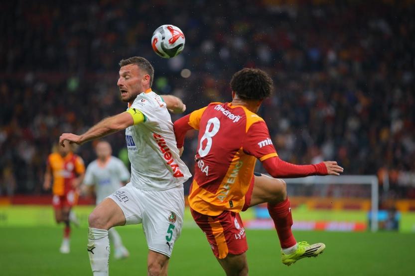 Nihat Kahveci, Galatasaraylı Singonun pozisyonunu yorumladı: Net kırmızı kart