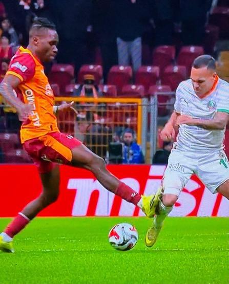 Nihat Kahveci, Galatasaraylı Singonun pozisyonunu yorumladı: Net kırmızı kart