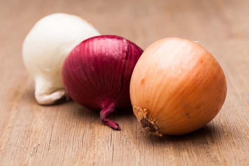 Binlerce Yıldır Mutfağın Şifa Kaynağı: Kırmızı Soğanın Antioksidan Gücü mü, Yeşil Soğanın Vitamin Fırtınası mı Daha Etkili