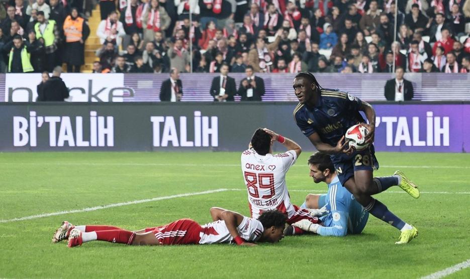 Nihat Kahveciden, Fenerbahçeli Sidiki Cherif eleştirisi: Sanki altyapıda ilk idmanına çıkmış