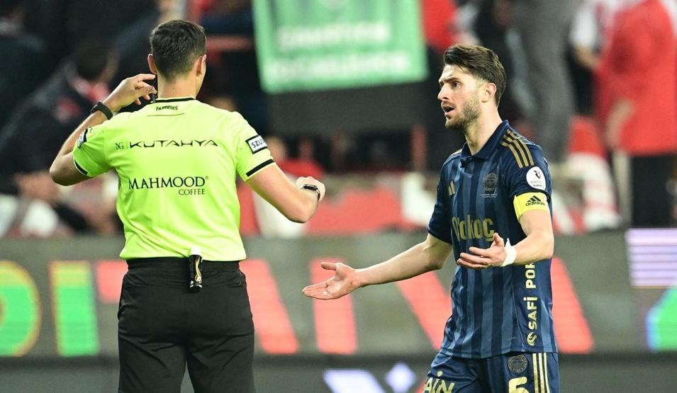 Antalyaspor-Fenerbahçe | Mert Müldürün pozisyonu için net yorum: Açık bariz net penaltı