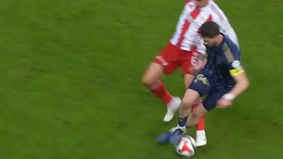 Antalyaspor-Fenerbahçe | Mert Müldürün pozisyonu için net yorum: Açık bariz net penaltı