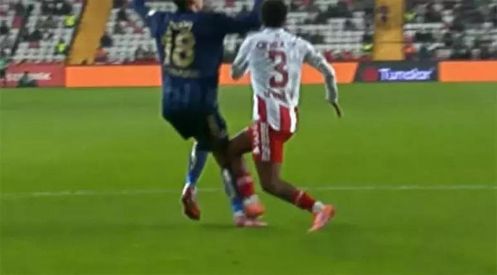Antalyaspor-Fenerbahçe | Mert Müldürün pozisyonu için net yorum: Açık bariz net penaltı