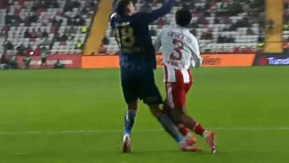 Antalyaspor-Fenerbahçe | Mert Müldürün pozisyonu için net yorum: Açık bariz net penaltı