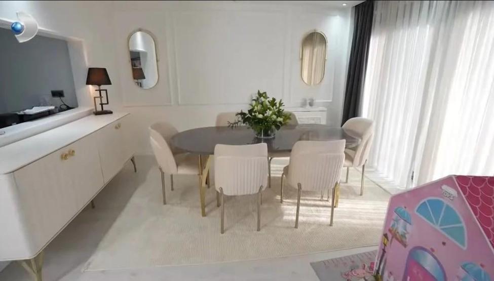 Tülin Şahin evinin kapılarını açtı Üç katlı evde sade şıklık