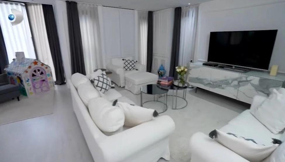 Tülin Şahin evinin kapılarını açtı Üç katlı evde sade şıklık