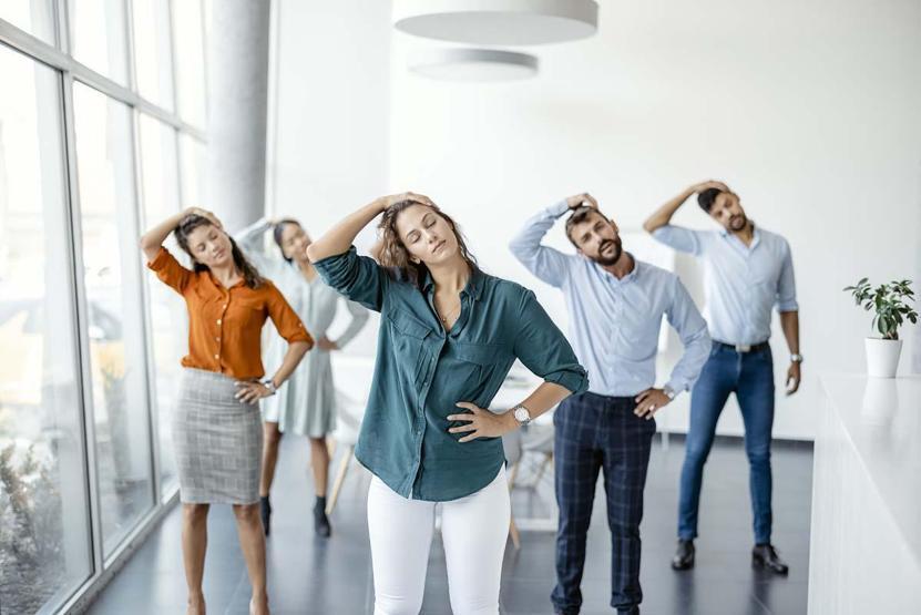 Omuz Ağrısı Yaygınlaşıyor Ofiste, Masa Başında 5 Pratik Omuz Egzersizi