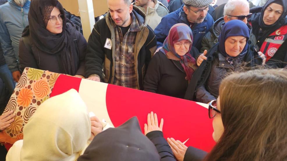 En acı kare Fatma öğretmene veda: Annesine son sarılış