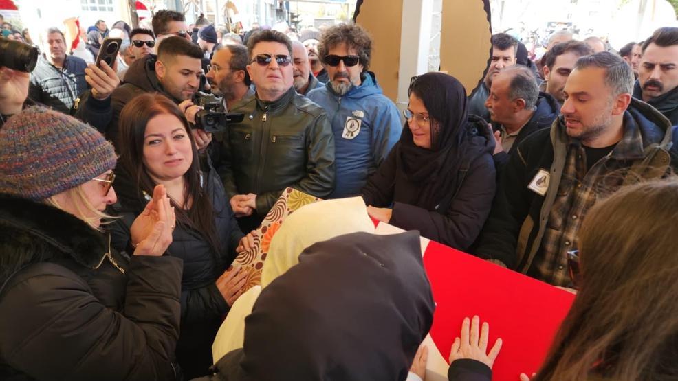 En acı kare Fatma öğretmene veda: Annesine son sarılış