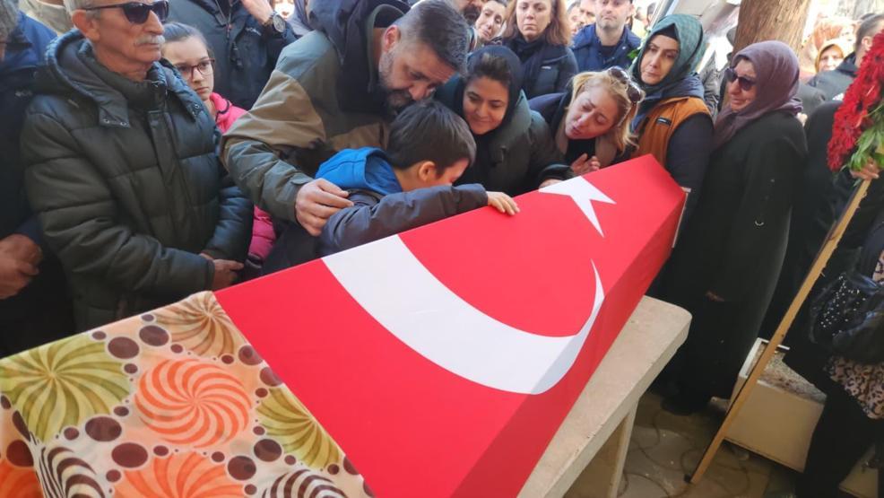 En acı kare Fatma öğretmene veda: Annesine son sarılış