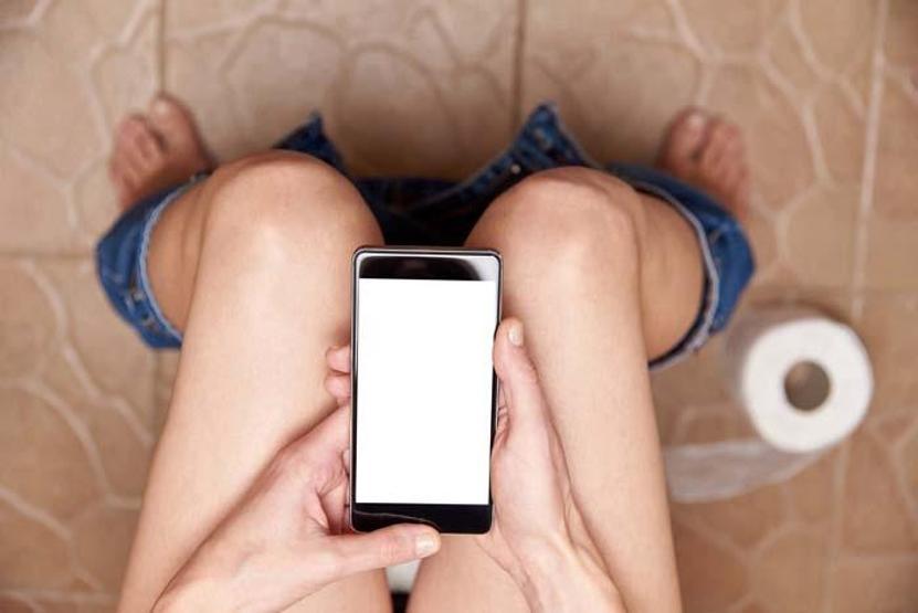 Kabızlığın Gizli Sebebi: 3 Dakikalık Tuvalet 30 Dakikaya Çıkıyor Sebebi Bu Alışkanlık Olabilir