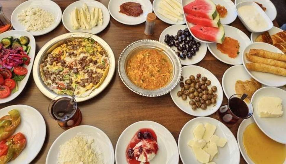 Ramazan’da Gün Boyu Enerjik Kalmanın Sırrı Baş Ağrısı, Susuzluk ve Enerji Çöküşüne Veda: Sahurda Doğru Beslenmenin Bilimsel Temelleri Sağlıklı Sahur İçin 10 Tavsiye