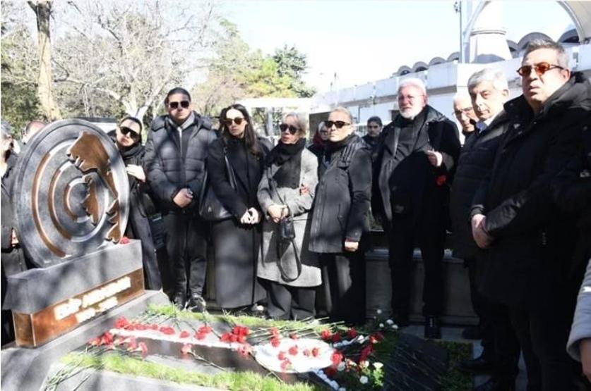 Edip Akbayram Sevenleri Kabri Başında Andı