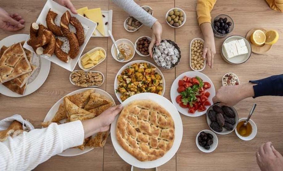 Gün Boyu Susuzluk ve Açlık Krizine Yol Açıyor Sağlıklı Oruç İçin Sahurda Kaçınılması Gereken Besinler Listesi Açıklandı