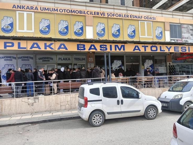 APP plaka kuyruğu: 140 bin TL ceza yememek için plaka basım atölyelerine akın ettiler