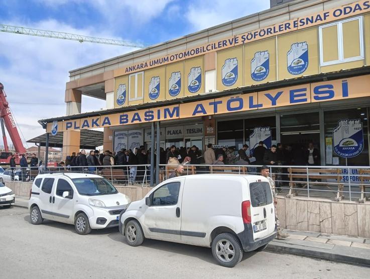 APP plaka kuyruğu: 140 bin TL ceza yememek için plaka basım atölyelerine akın ettiler