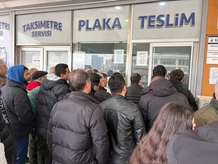 APP plaka kuyruğu: 140 bin TL ceza yememek için plaka basım atölyelerine akın ettiler
