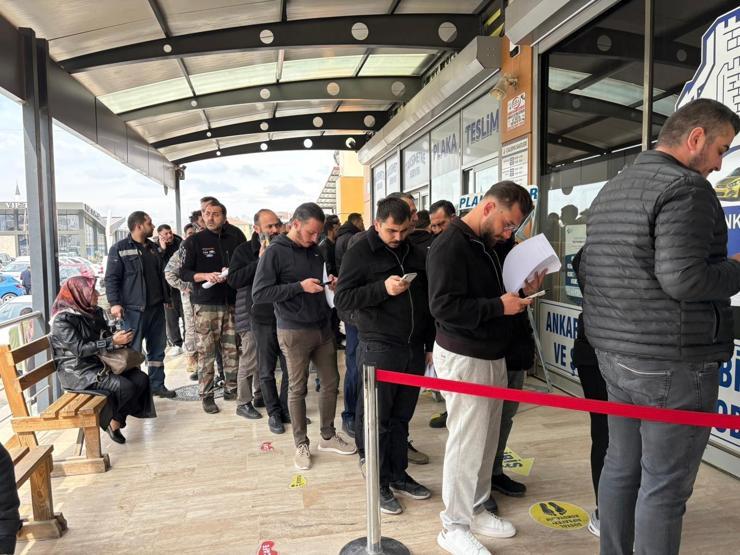 APP plaka kuyruğu: 140 bin TL ceza yememek için plaka basım atölyelerine akın ettiler
