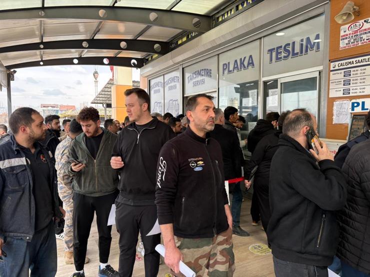 APP plaka kuyruğu: 140 bin TL ceza yememek için plaka basım atölyelerine akın ettiler