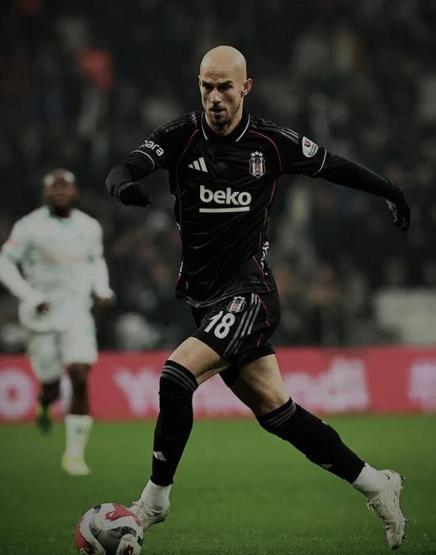 Beşiktaşın yıldızı Vaclav Cerny’nin eşi ile kızına bakın Beğeni butonu çöktü Favori ailem