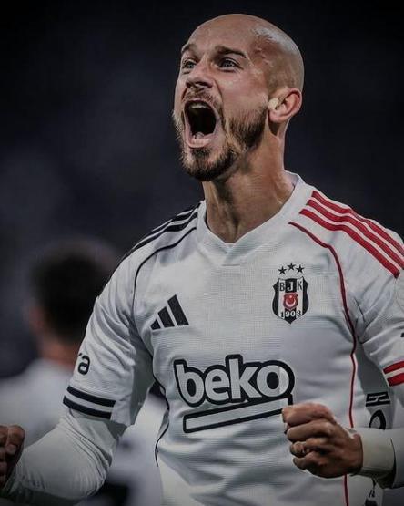 Beşiktaşın yıldızı Vaclav Cerny’nin eşi ile kızına bakın Beğeni butonu çöktü Favori ailem