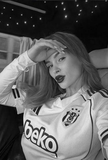 Beşiktaşın yıldızı Vaclav Cerny’nin eşi ile kızına bakın Beğeni butonu çöktü Favori ailem