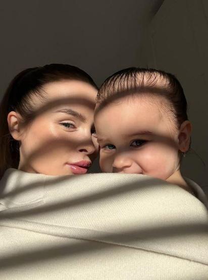 Beşiktaşın yıldızı Vaclav Cerny’nin eşi ile kızına bakın Beğeni butonu çöktü Favori ailem