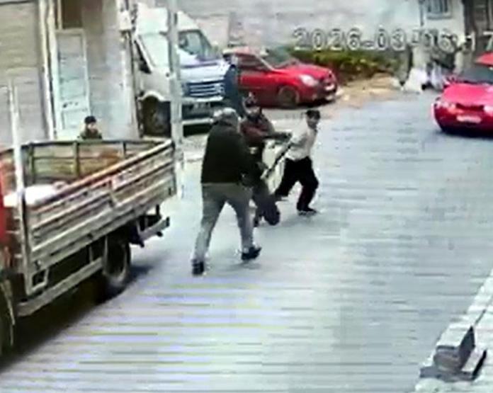 Çorlu’da sokak ortasında dehşet 3 çocuk yaşlı adamı darp etti