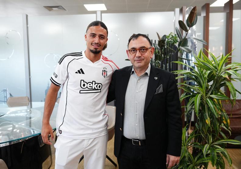 Beşiktaşta yol ayrımı Genç oyuncunun menajeri İstanbula geldi...