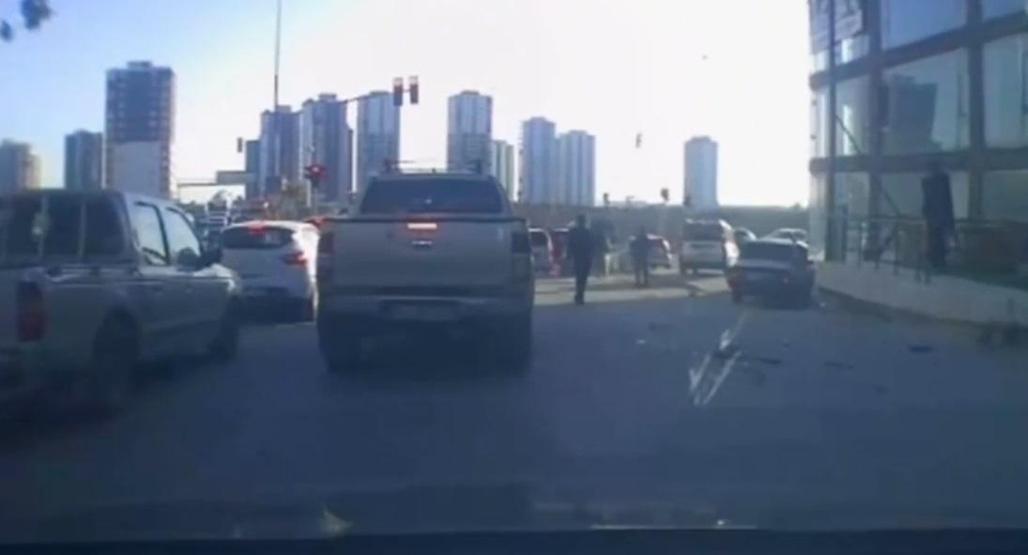 Trafik magandaları dehşet saçtı: Tartıştıkları sürücüye sopa ve sandalyelerle saldırdılar