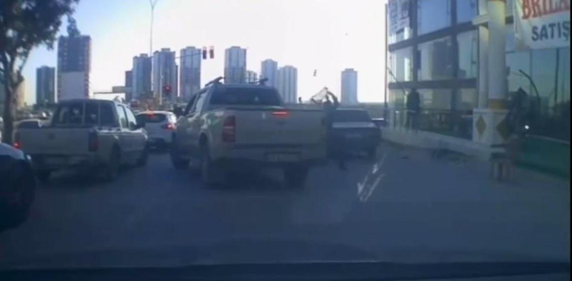 Trafik magandaları dehşet saçtı: Tartıştıkları sürücüye sopa ve sandalyelerle saldırdılar