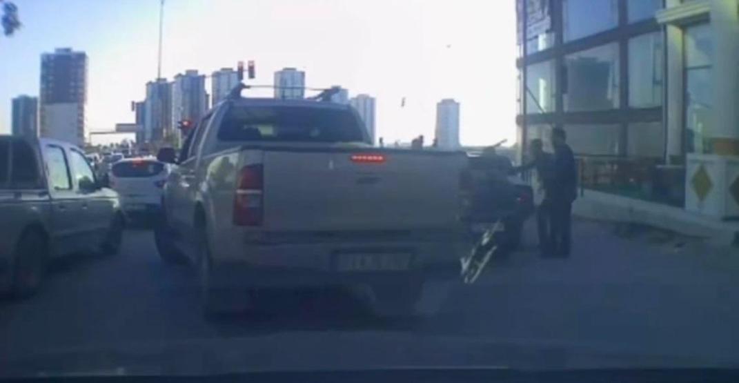 Trafik magandaları dehşet saçtı: Tartıştıkları sürücüye sopa ve sandalyelerle saldırdılar