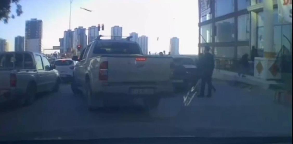 Trafik magandaları dehşet saçtı: Tartıştıkları sürücüye sopa ve sandalyelerle saldırdılar