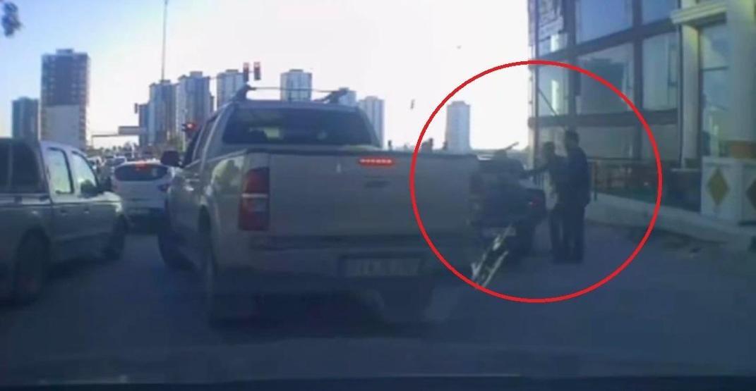 Trafik magandaları dehşet saçtı: Tartıştıkları sürücüye sopa ve sandalyelerle saldırdılar