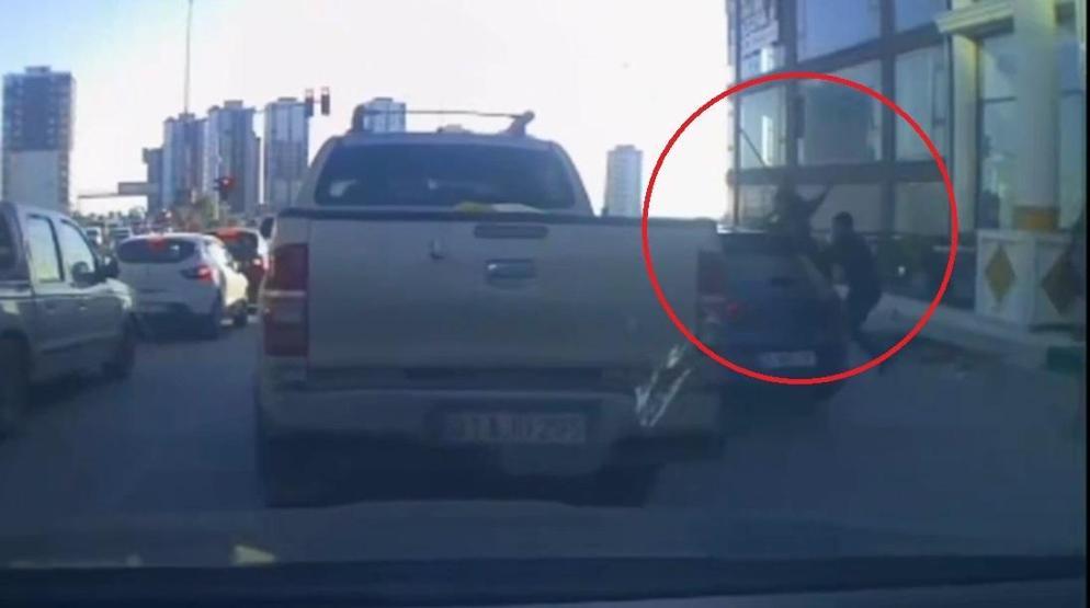 Trafik magandaları dehşet saçtı: Tartıştıkları sürücüye sopa ve sandalyelerle saldırdılar