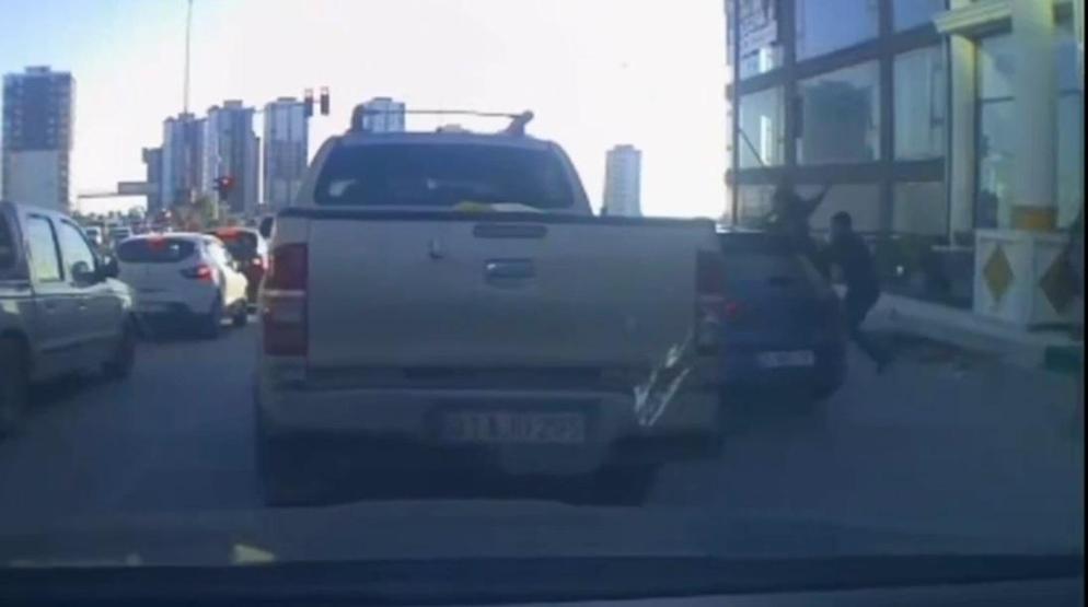 Trafik magandaları dehşet saçtı: Tartıştıkları sürücüye sopa ve sandalyelerle saldırdılar