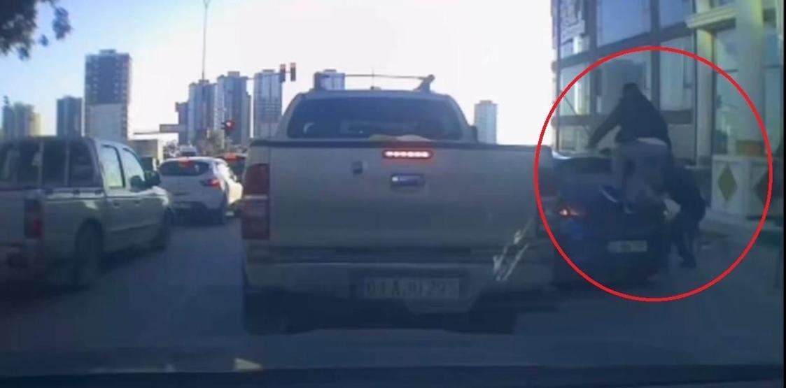 Trafik magandaları dehşet saçtı: Tartıştıkları sürücüye sopa ve sandalyelerle saldırdılar