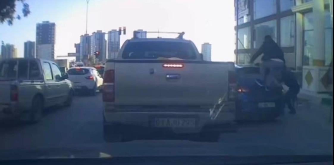 Trafik magandaları dehşet saçtı: Tartıştıkları sürücüye sopa ve sandalyelerle saldırdılar