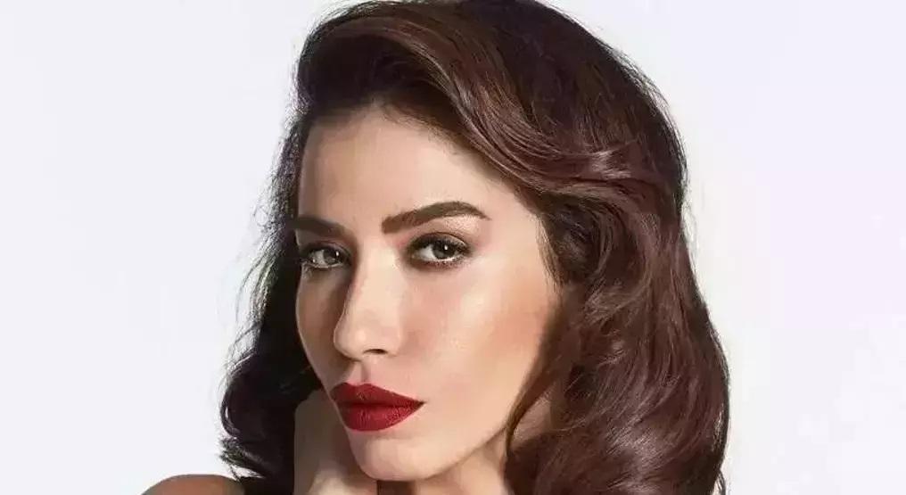 AMAN BURCU GÜNEŞ DUYMASIN Demet Akalına Gülşen sürprizi