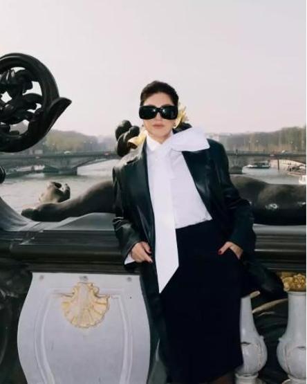Sibel Can Paris pozlarıyla gündemde Şıklığı sanal medyayı büyüledi