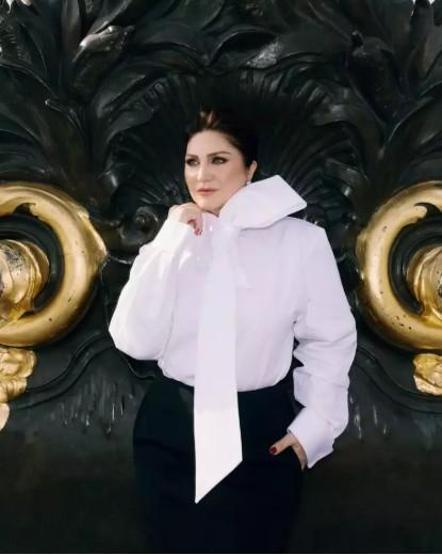 Sibel Can Paris pozlarıyla gündemde Şıklığı sanal medyayı büyüledi