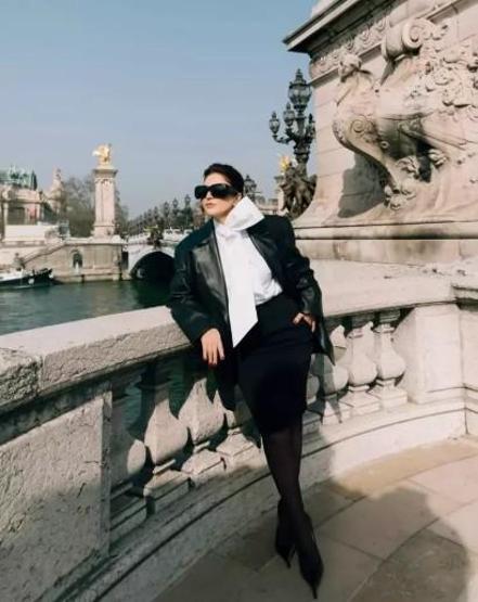 Sibel Can Paris pozlarıyla gündemde Şıklığı sanal medyayı büyüledi